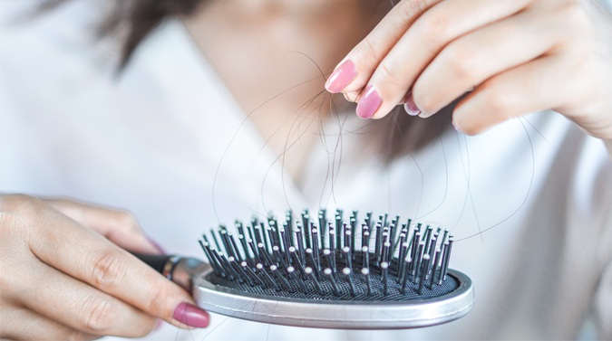 ¿Qué hábitos frenan la caída del cabello?